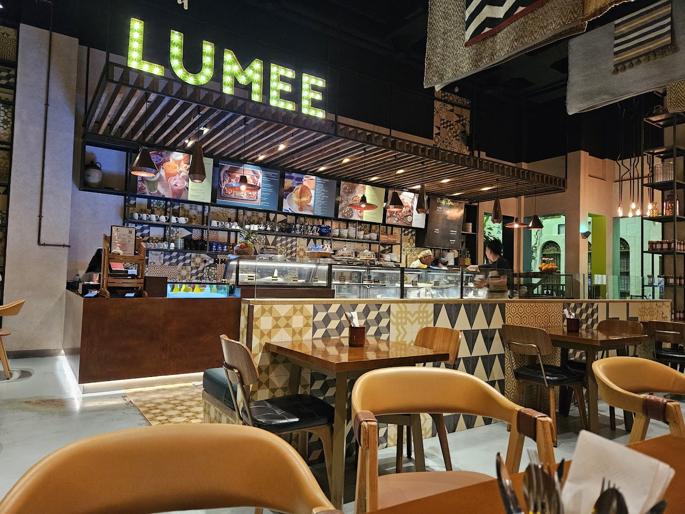 LUMEE Street Cafe